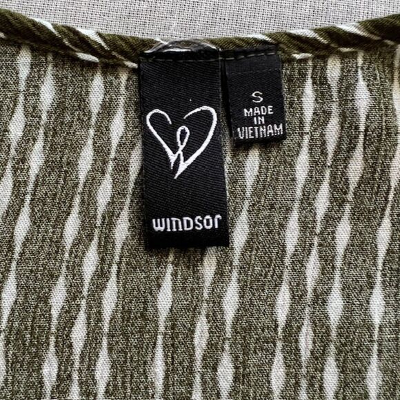 Windsor Short Sleeve Tie Front Crop Top Size S Green White Pattern - Picture 3 of 4